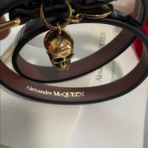 Alexander McQueen Black Leather Double Wrap Bracelet with Gold Skull Charm - Picture 5 of 11
